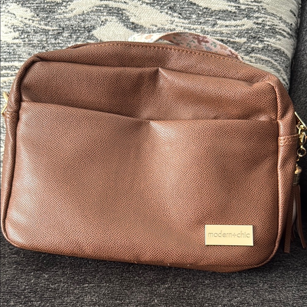 Women’s crossbody modern and chic